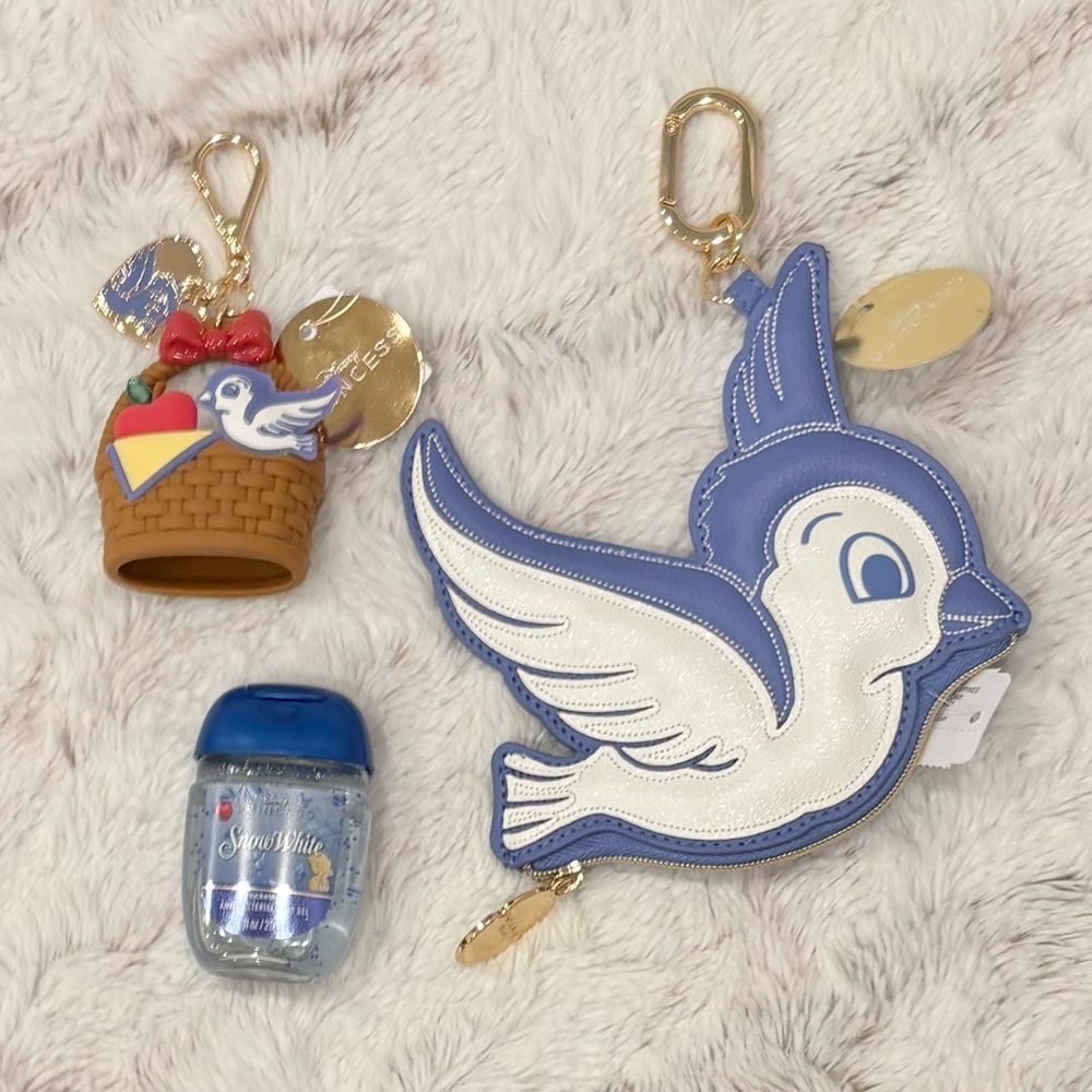 Bath and Body Works Snow White Sanitizer Holder Basket and Sanitizer Coin Bag